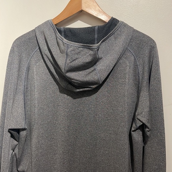 Lululemon | Men’s Grey Long sleeve with hood - Picture 4 of 6
